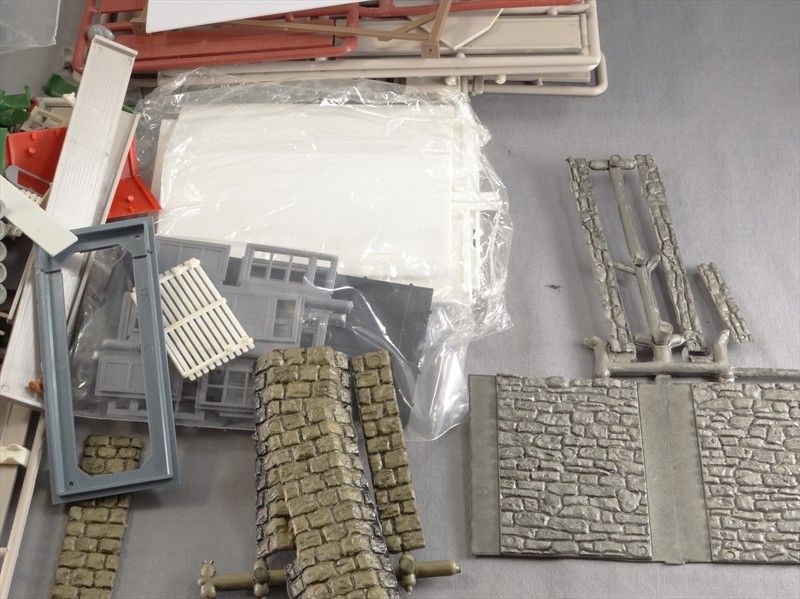   LOT   BUILDING STRUCTURE PLASTIC PARTS   KIT BASHING   WYSIWYG  