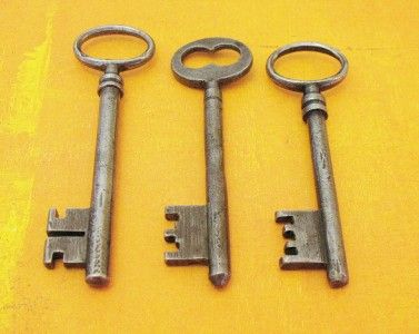 LOT OF 3 OLD ANTIQUE FRENCH STEEL SKELETON KEYS 3 7/8 to 3 1/2 (98 