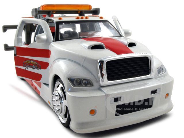 MAISTO WRECKER ELITE TOW TRUCK 125 CREAM/RED  