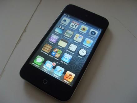 Apple iPod touch 4th Generation Black (8 GB) (Latest Model 