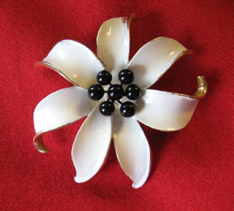 PRETTY VINTAGE KRAMER enamel FLOWER BROOCH PIN  