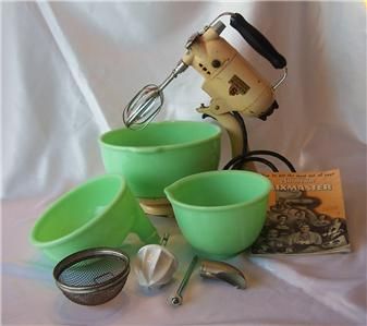 VINTAGE SUNBEAM MODEL 1 MIXMASTER ORIGINAL JADEITE BOWLS, JUICER AND 