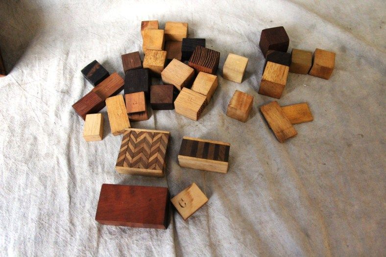 L166 ANTIQUE SLIDING LID SPICE BOX AND WOOD SAMPLE BLOCKS  